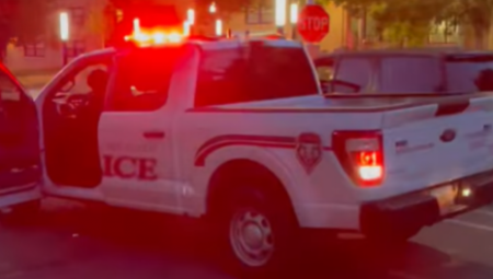 Zatvorili su kampus i naredili studentima da ne napuštaju prostorije, prenosi AP.