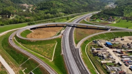 Za samo 15 dana više od 200.000 vozila prošlo je deonicom auto-puta Preljina–Požega. Premijer Macut ističe strateški značaj projekta i najavljuje vanredno povećanje minimalca u oktobru.