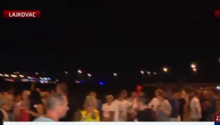 Pedesetak ekstremista blokiralo je autoput Miloš Veliki i ugrozilo stotine vozača. U Italiji bi za to dobili do dve godine zatvora. Kod nas – još niko ne odgovara.