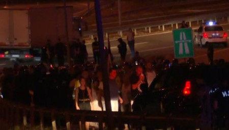 Ekipa koja je pljačkala Studentski kulturni centar bila sinoć među malobrojnim fašistima koji su pokušali da izvedu terorističku blokadu autoputa i koji su ugrozili živote više hiljada ljudi koji su u tom trenutku putovali , vozili autoputem