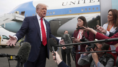 Američki predsednik Donald Tramp sleteo je u Škotsku u četvorodnevnu posetu koja uključuje sastanke na visokom nivou