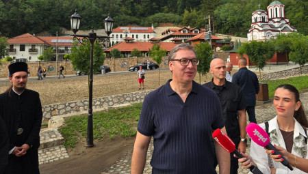 Nakon obilaska manastira Tumane, Vučić je rekao da su velike promene u svetu pa da je tako trenutno u Velikoj Britaniji Reformska stranka Ujedinjenog Kraljevstva Najdžela Faraža najpopularnija, dok se ranije uvek biralo između laburista i konzervativaca.