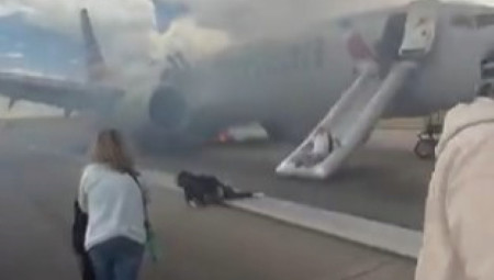 Avion kompanije American Airlines, tipa Boing 737 MAX 8, koji je u subotu poleteo sa Međunarodnog aerodroma u Denveru ka Majamiju, morao je hitno da prekine poletanje zbog ozbiljnog kvara na stajnom trapu, nakon čega je došlo do požara