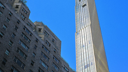 U Njujorku, poznatom po svojim neboderima, odnedavno se nalazi i Stenvej kula, poznata kao najtanji oblakoder na svetu. Reč je o impresivnom arhitektonskom dostignuću od betona i stakla koje se izdiže 435 metara na Menhetnu s pogledom na Central park, a koje je široko tek 18 metara.
