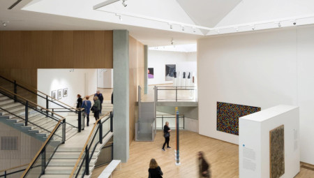 Muzej sodobne umetnosti v Beogradu obeležil mednarodni dan prijateljstva z razstavo Zdravka Joksimovića