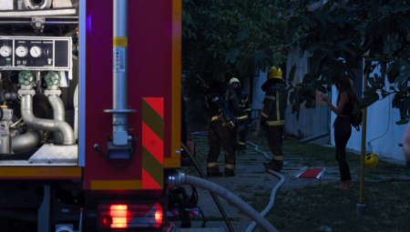 Vatrogasno-spasilačka jedinica Bečej intervenisala je jutros u Bačkom Gradištu, gde je izbio požar na porodičnoj kući u Ulici Šamu Mihalja.