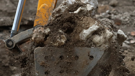 U toku je uzimanje uzoraka za procenu stanja konstrukcije D krila železničke stanice u Novom Sadu, u delu zgrade koji se nalazi desno od mesta gde je pala nadstrešnica 1. novembra prošle godine, zbog čega 16 ljudi izgubilo živote.