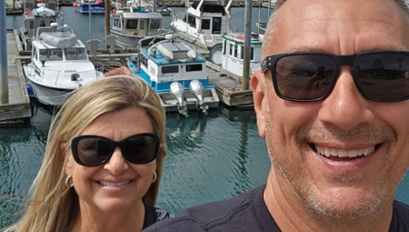 Anđela i Stiv, penzionisani bračni par, odlučili su da mirne penzionerske dane provode na kruzeru, ali nije sve ispalo onako kako su očekivali