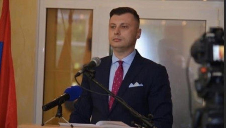 Bošnjačko srpski savez oštro osuđuje nasrtaje na pripadnike policije koji su jutros, postupajući profesionalno i u skladu sa zakonom, pružili podršku nadležnim institucijama u uspostavljanju reda i zakonitosti na Državnom univerzitetu u Novom Pazaru.