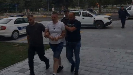 Ekskluzivan snimak prikazuje jednog od uhapšenih ekstremista kako u trenutku hapšenja viče „Alahu ekber“. Policija nastavlja akciju protiv nasilnih blokadera!