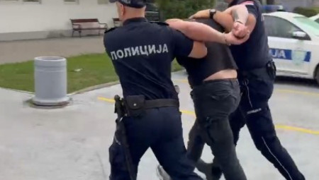 Tokom nereda koji izazvali blokaderi ispred Državnog Univerziteta u Novom Pazaru povređeno je šestoro policajaca.