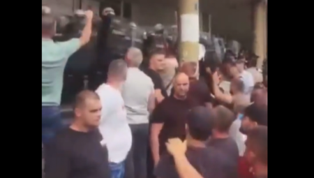 Tokom nereda koji izazvali blokaderi ispred Državnog Univerziteta u Novom Pazaru povređeno je šestoro policajaca.