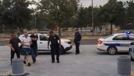 Direktor policije, general policije Dragan Vasilјević izjavio je sinoć povodom incidenata ispred Državnog univerziteta u Novom Pazaru u kojima je povređeno više policajaca da policija nijednog trenutka nije prekoračila svoja ovlašćenja, kao i da će svi koji su narušavali javni red i mir i napadali policiju biti procesuirani