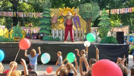 Opština Savski venac i Turistička organizacija Savskog venca i ove godine u Topčiderskom parku organizuju bogat kulturno-umetnički i zabavni program za decu u okviru tradicionalne manifestacije "Dečje letnje igre".