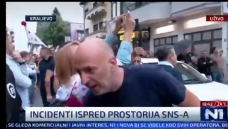 Ekstremista iz Novog Pazara, poznat kao Ahmed Sila, divljao ispred SNS-a u Kraljevu i pred kamerama tajkunske N1 televizije uputio brutalne pretnje predsedniku Vučiću. Snimak zgrozio javnost