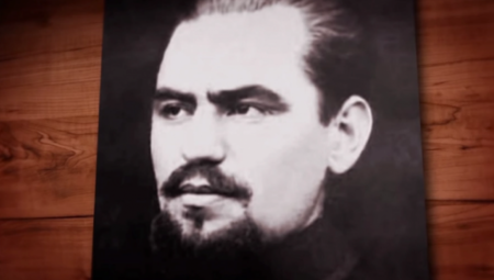 Momčilo Đujić (1907–1999) bio je srpski pravoslavni sveštenik i komandant Dinarske četničke divizije tokom Drugog svetskog rata. Rođen je u selu Kovačić kod Knina. Pre rata služio je kao sveštenik u Strmici.