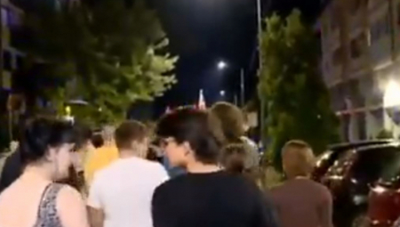 Reporterka N1 televizije sinoć se ponašala kao da je na pravom nemačkom nacističkom skupu.