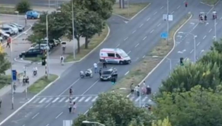 Grupa od stotinak blokadera na Novom Beogradu večeras je zaustavila kola Hitne pomoći, ugrožavajući živote teško bolesnih ljudi i maltretirajući građane. Blokade izazivaju haos na ključnim raskrsnicama, dok šačica ljudi zloupotrebljava tragediju i teroriše sopstvene sugrađane.