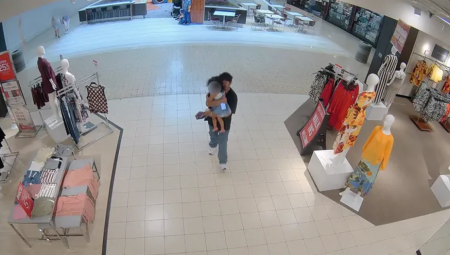 Policija u Virdžiniji objavila je snimak nadzorne kamere koji prikazuje trenutak kada je, kako se navodi, muškarac od 26 godina oteo malo dete u tržnom centru