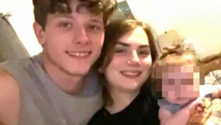 Američke vlasti istražuju šokantan slučaj u okrugu Dajer, u Tenesiju, gde su roditelji, baka i ujak jedne bebe pronađeni mrtvi, dok je sama beba otkrivena vezana za auto-sedište u dvorištu nepoznate osobe.