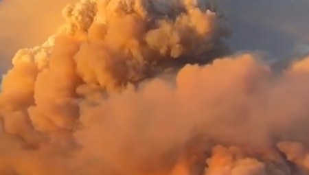 Dva velika šumska požara na zapadu Sjedinjenih Američkih Država izazivaju formiranje "vatrenih oblaka" koji mogu da stvore nestabilnu klimu i još više otežaju napore vatrogasaca, preneo je danas AP