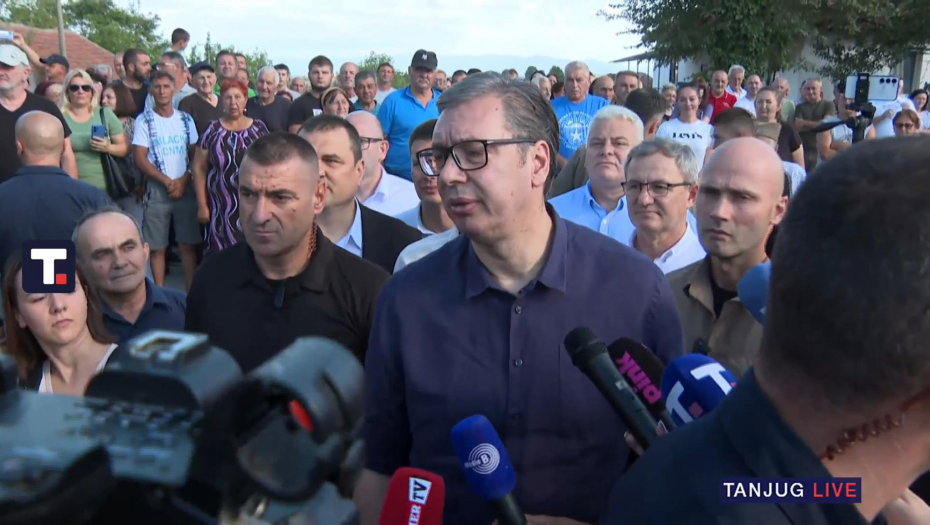 Predsednik Vučić obilazi radove na obnovi kuća izgorelih u požaru u opštini Žitorađa