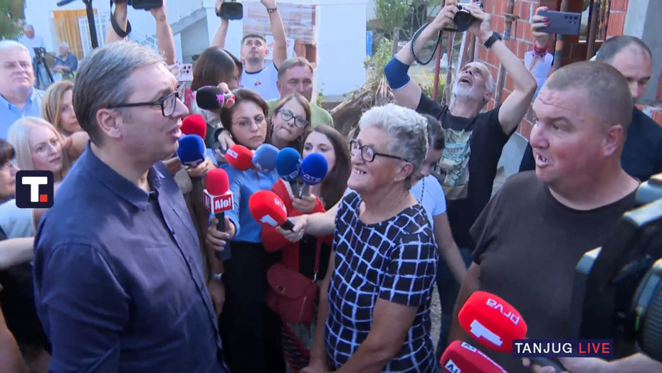 Predsednik Vučić obilazi radove na obnovi kuća izgorelih u požaru u opštini Žitorađa