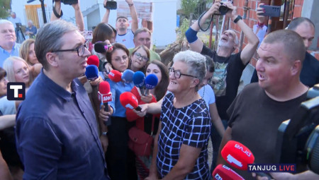 Predsednik Vučić u obišao je radove na obnovi kuća izgorelih u požaru u naselju Novo Momčilovo, a potom i u naselju Konjarnik