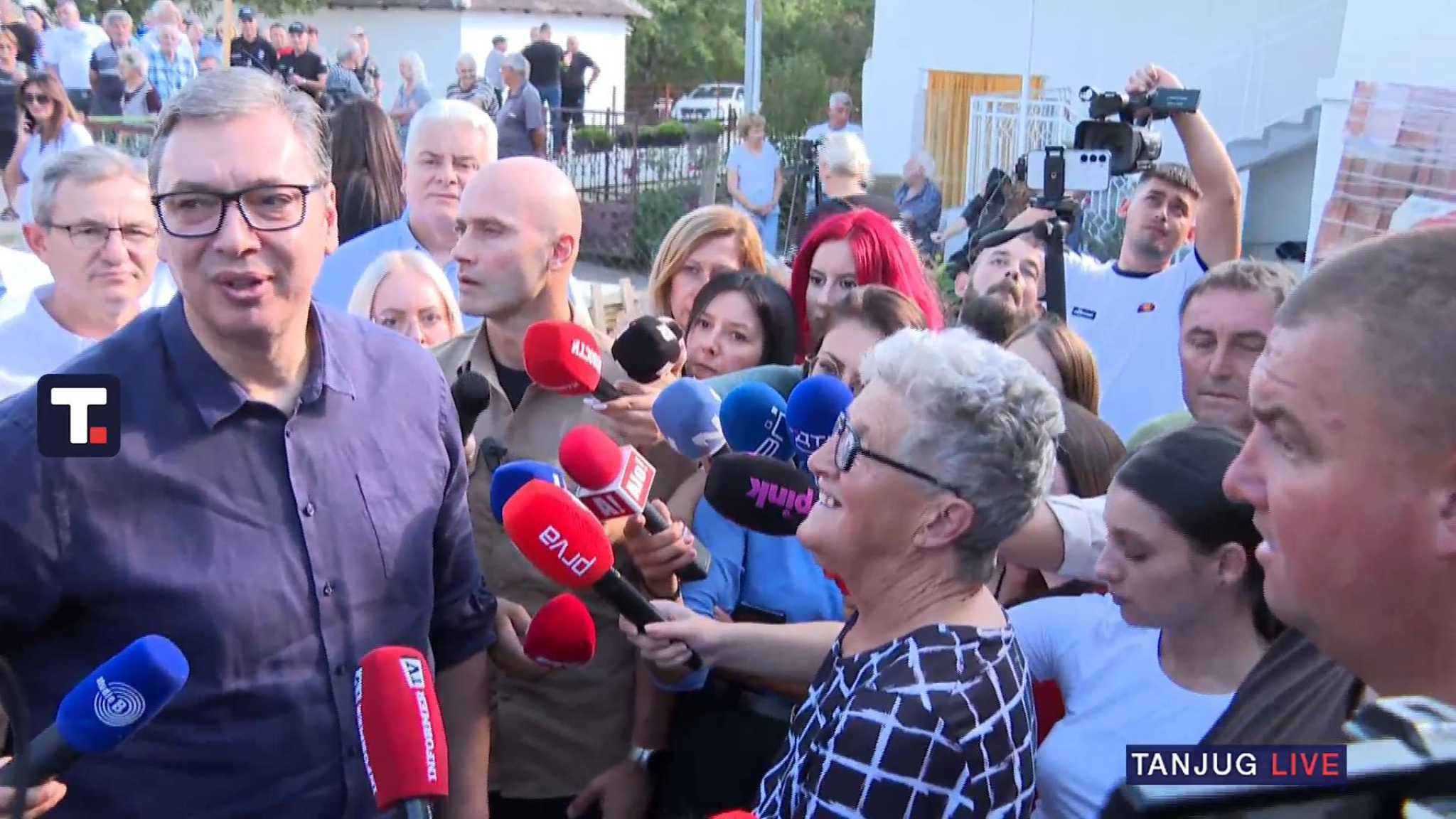 Predsednik Vučić obilazi radove na obnovi kuća izgorelih u požaru u opštini Žitorađa