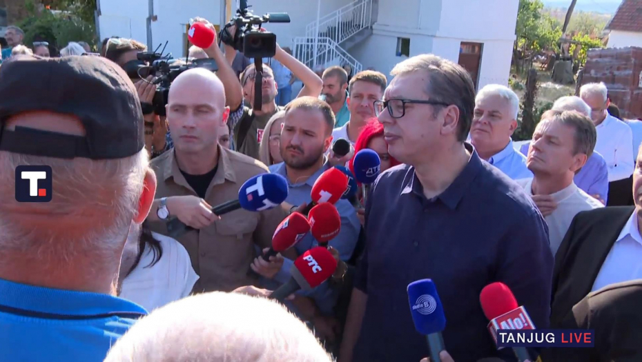 Predsednik Vučić obilazi radove na obnovi kuća izgorelih u požaru u opštini Žitorađa
