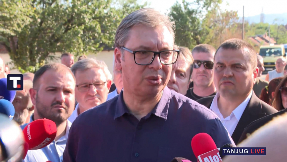 Predsednik Vučić obilazi radove na obnovi kuća izgorelih u požaru u opštini Žitorađa