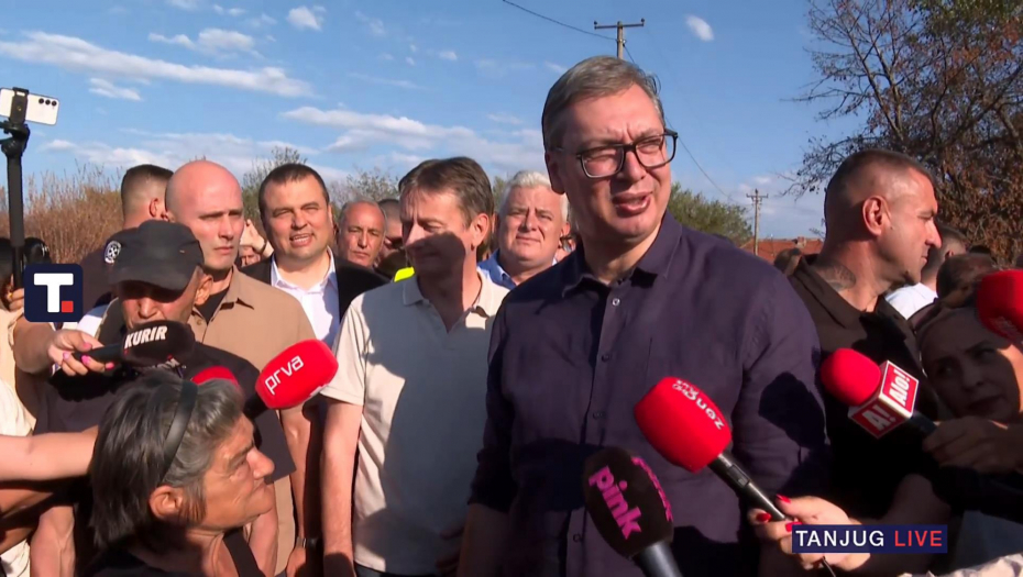 Predsednik Vučić obilazi radove na obnovi kuća izgorelih u požaru u opštini Žitorađa