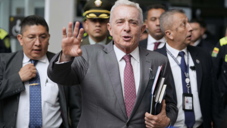 Bivši predsednik Kolumbije Alvaro Uribe osuđen je danas na 12 godina kućnog zatvora zbog uticaja na svedoke i podmićivanje, javlja AP