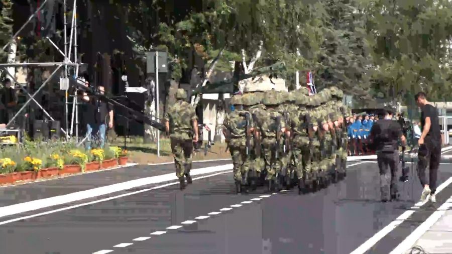 Vučić na promociji najmlađih oficira Vojske Srbije