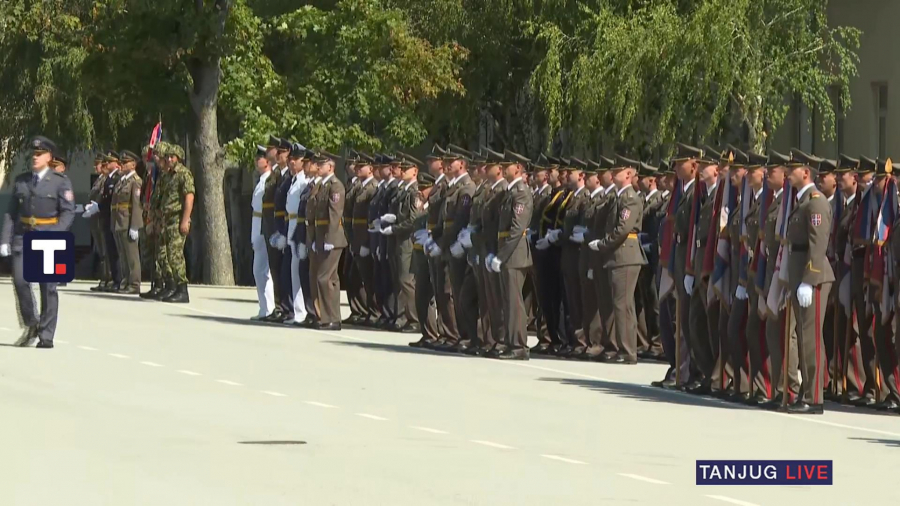 Vučić na promociji najmlađih oficira Vojske Srbije