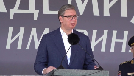 Predsednik Srbije Aleksandar Vučić danas se na svečanosti povodom promocije najmlađih oficira Vojske Srbije obratio okupljenima
