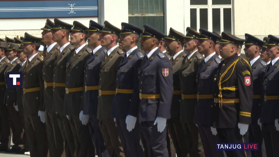 Vučić na promociji najmlađih oficira Vojske Srbije
