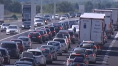 Kolona dugačka skoro 700 kilometara zabeležena je danas na auto putu u Francuskoj,  dok je ukupna dužina svih kolona na putevima u toj zemlji iznosila 1.051,6 kilometara u vreme pojačanog intenziteta saobraćaja zbog letnjih odmora i smene turista, koji se kolokvijalno naziva "Crna subota".