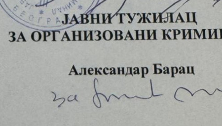 Još jedan pravni skandal potresa istragu Javnog tuźilaštva za organizovani kriminal koju je pokrenulo protiv bivših ministara Tomislava Momirovića i Gorana Vesića jer se na naredbi o sprovođenju istrage nije potpisao postupajući tužilac Aleksandar Barac već se neko potpisao "za njega" jer je on na odmoru na Sardiniji!