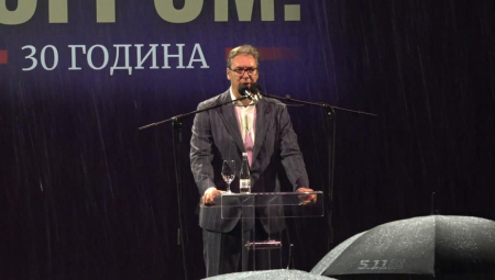 "Da su bili fer, da kažu pogrešili smo oko KiM, pogrešili smo oko Srpske, hajde da vidimo šta možemo da učinimo za vas. Ne nikada to niste rekli. Jer vi veliki, moćni, bahati, jaki, arogantni niste ti koji grešite. Ne, nego mi mali koji nećemo da vam budemo sluge i podanici. Neće Srbin da vam bude sluga, Srbin svoju slobodu ljubi i voli više od svega i ne pita za cenu. Zapamtite to već jednom!", istakao je predsednik Vučić.