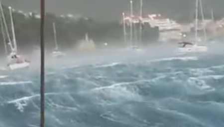 Snažno nevreme, praćeno obilnom kišom i grmljavinom, pogodilo je danas hrvatsko primorje, što je dovelo do brojnih poteškoća i otkazivanja javnih manifestacija