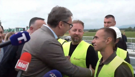 &amp;quot;NEKADA SAM VOLEO MIRIS UŠTIPAKA, A SADA OBOŽAVAM MIRIS ASFALTA&amp;quot; Vučić se rukovao sa radnicima koji rade na izgradnji brze saobraćajnice Slepčević – Badovinci