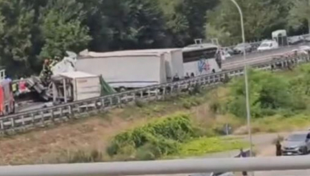 Na auto-putu A1 u Italiji došlo je do teške saobraćajne nesreće u kojoj su poginule tri osobe, dok je 18 ljudi povređeno.