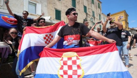 USTAŠKA PROSLAVA UBIJANJA SRBA! Ljudi u crnom viču &amp;quot;Za dom spremni&amp;quot;, pevaju zloglasnu ustašku pesmu! Vijore se zastave NDH (VIDEO)