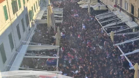 U Sinju se večeras održava novi ustaški denrek. Na koncert Marka Perkovića Tomsona dolazi oko 150.000 ljudi, tvrde hrvatski mediji. Oko Sinja su već velike saobraćajne gužve.