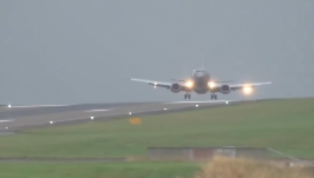 Avion britanske avio-kompanije "Džet 2" skoro je izgubio kontrolu prilikom sletanja zbog oluje u Engleskoj , javlja Skaj njuz.