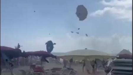 Tornado pogodio popularnu plažu u Italiji – suncobrani leteli, turisti bežali u panici, povređena jedna žena. Oluje i požari haraju širom Evrope.