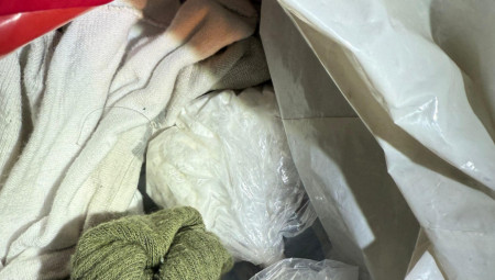 U kući osumnjičene pronađeno je 70 paketića droge, vagica i gomila novca, dok je na ulici prilikom primopredaje kod nje pronađeno još 10 paketića praškaste materije