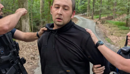 Muškarac osumnjičen da je namerno ciljao i ubio članove porodice svoje devojke, a zatim ostavio bebu ispred kuće nepoznate osobe, uhapšen je u ruralnom delu Tenesija