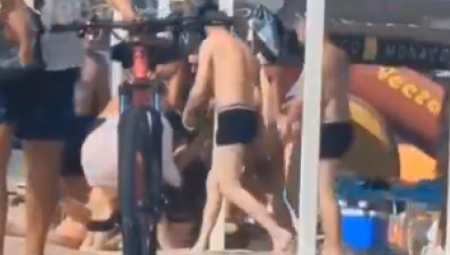 Masovna tuča među ženama u kupaćim kostimima izbila je u ratom pogođenoj Ukrajini